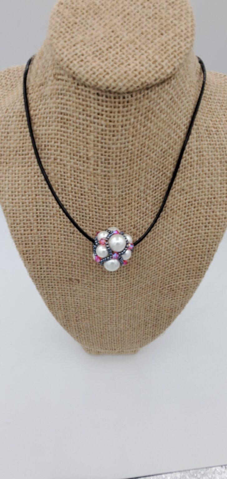 Pinkey Pendant – Elegant Pearl & Swarovski Necklace